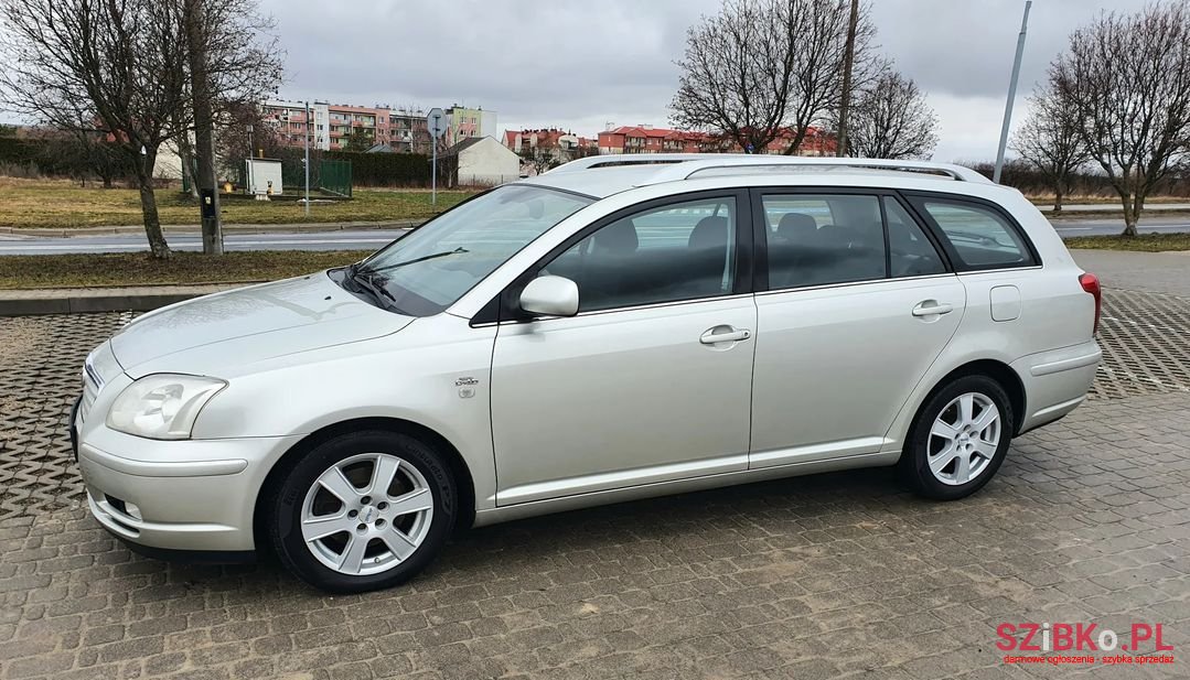 2004' Toyota Avensis photo #2