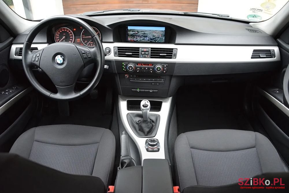 2010' BMW 3 Series 320D photo #4