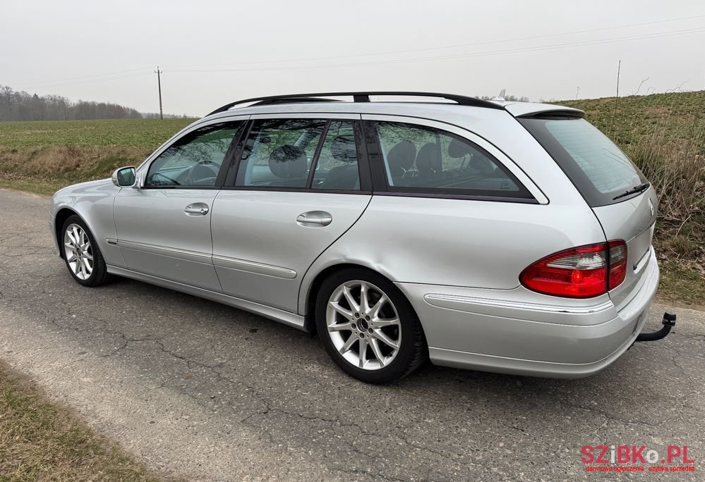 2009' Mercedes-Benz E-Class 220 T photo #3