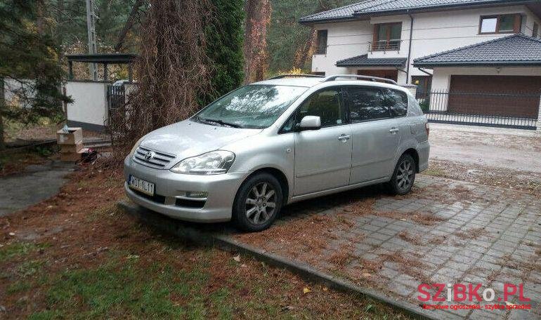 2004' Toyota Avensis photo #1