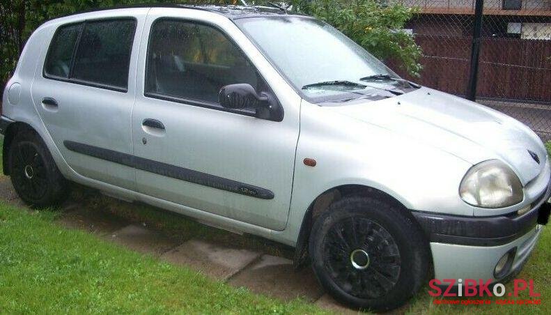 2001' Renault Clio photo #1
