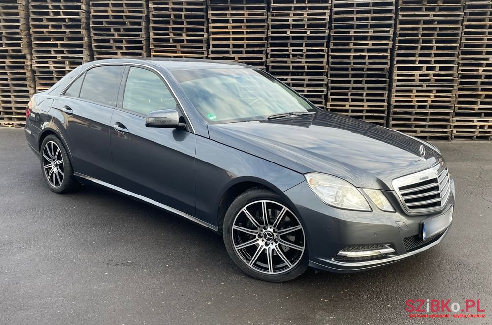 2011' Mercedes-Benz E-Class photo #4