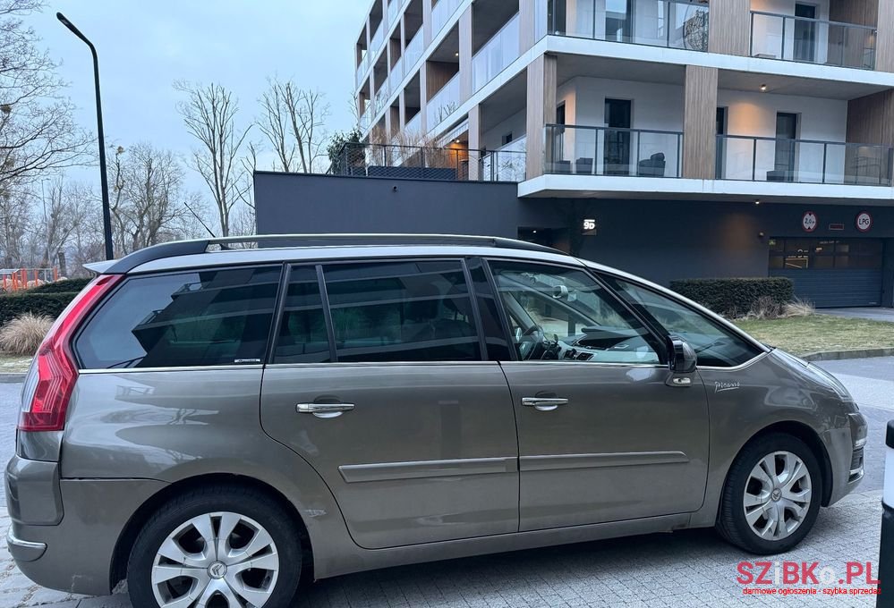 2011' Citroen C4 Picasso photo #5