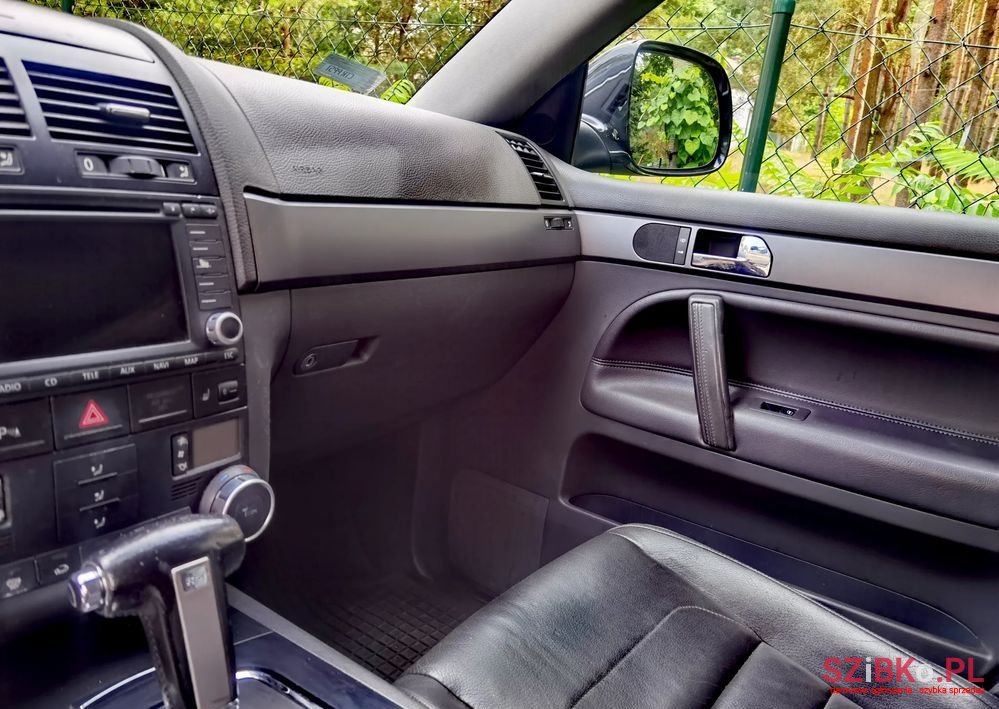 2007' Volkswagen Touareg photo #5