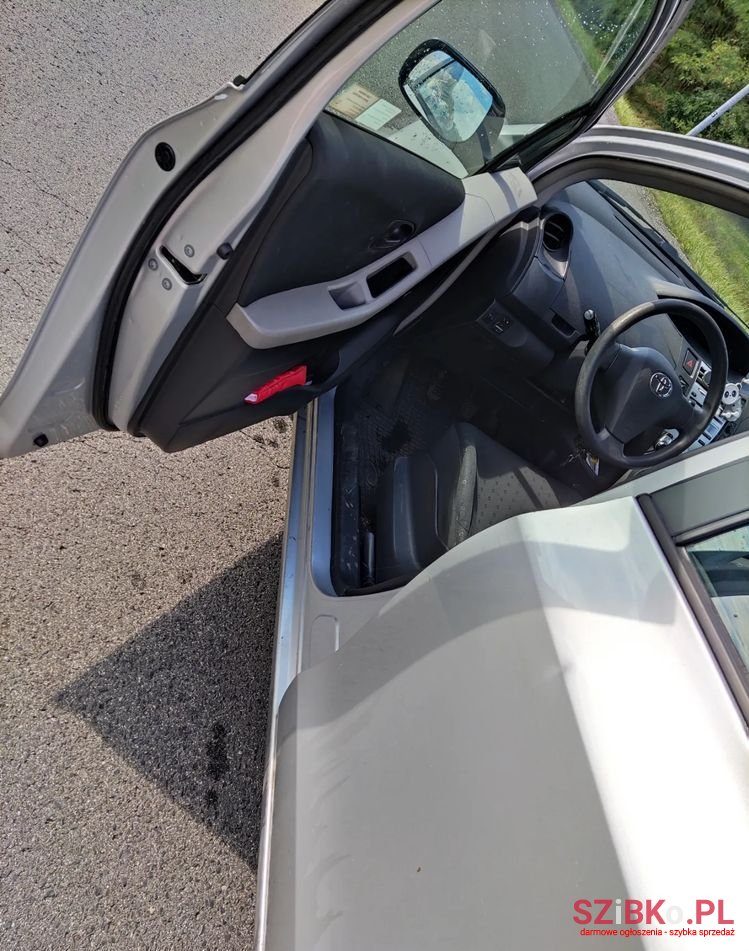 2008' Toyota Yaris photo #2