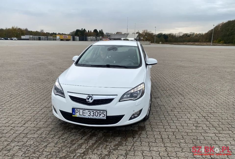 2010' Opel Astra photo #2