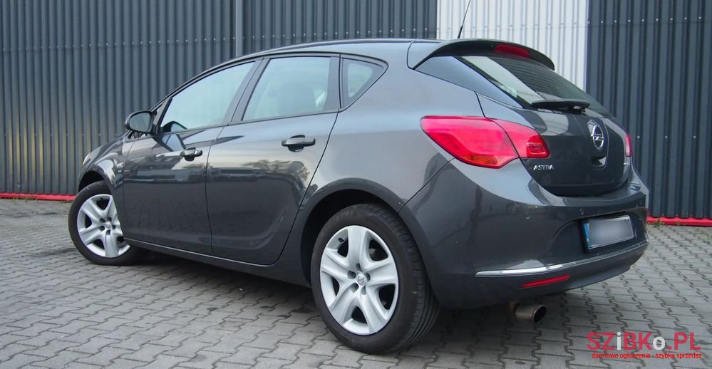 2014' Opel Astra photo #2