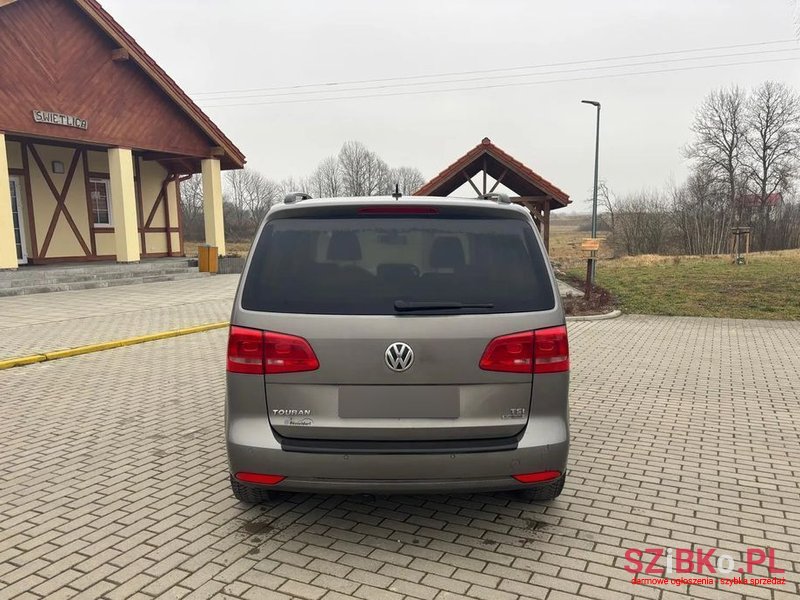 2011' Volkswagen Touran photo #5