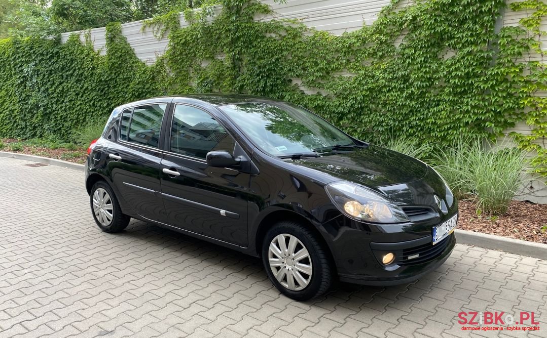 2008' Renault Clio photo #2