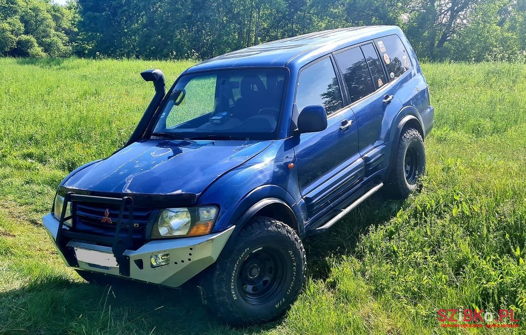 2001' Mitsubishi Pajero photo #2