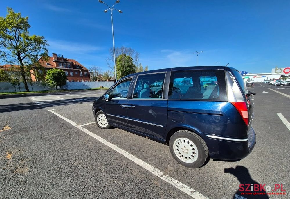 2004' Lancia Phedra photo #3