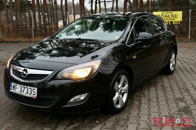 2011' Opel Astra photo #1