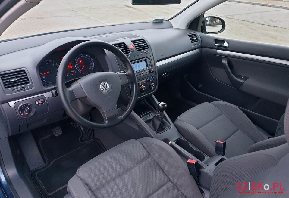 2004' Volkswagen Golf photo #5