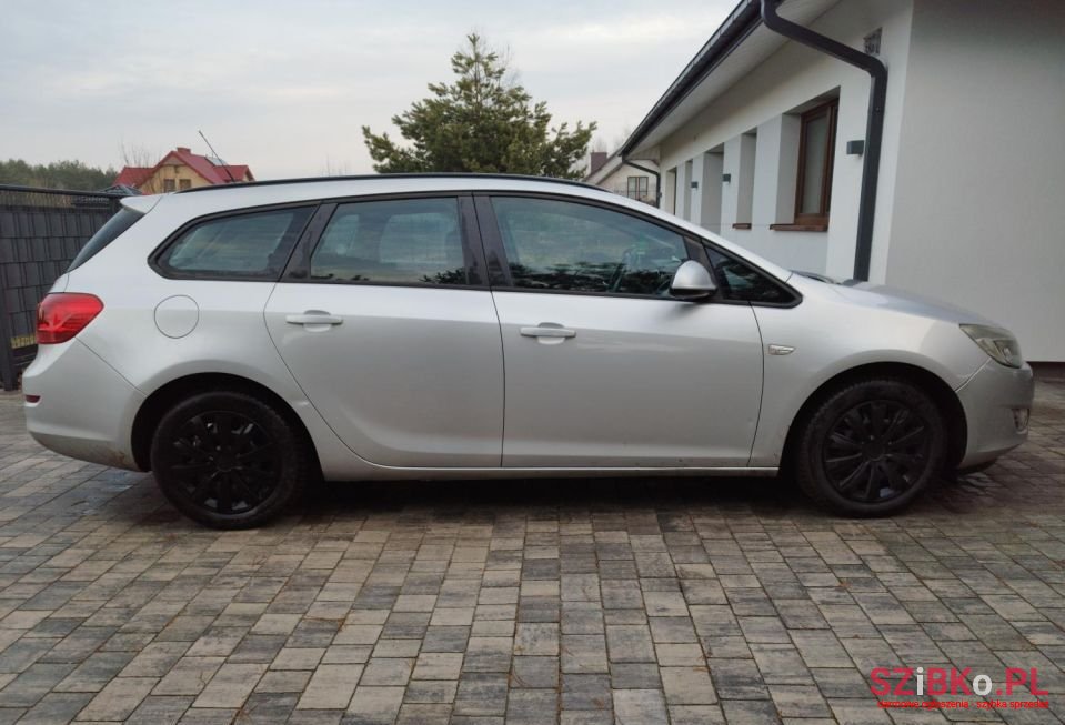 2011' Opel Astra photo #2