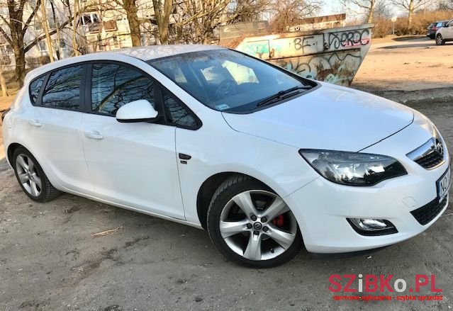 2012' Opel Astra photo #3