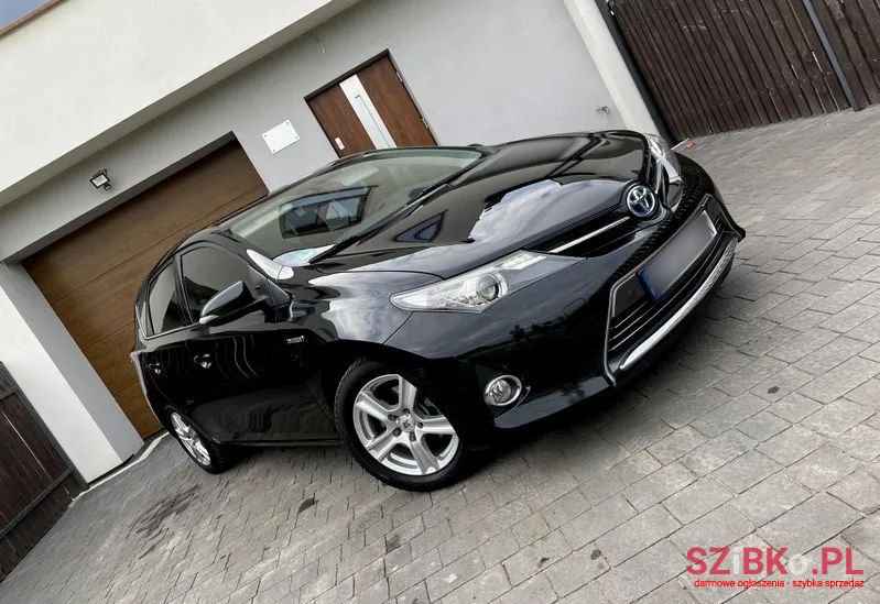2013' Toyota Auris photo #2