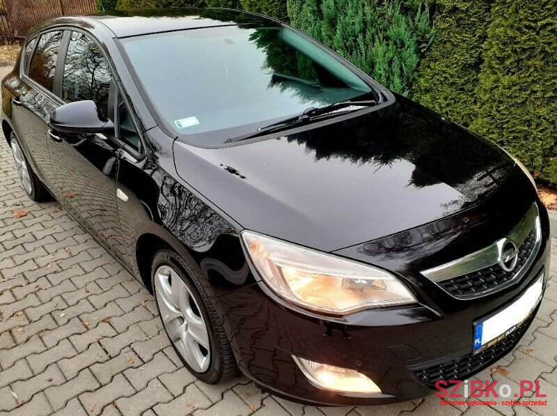 2011' Opel Astra photo #6