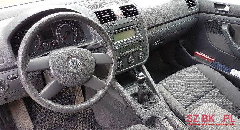 2004' Volkswagen Golf photo #2