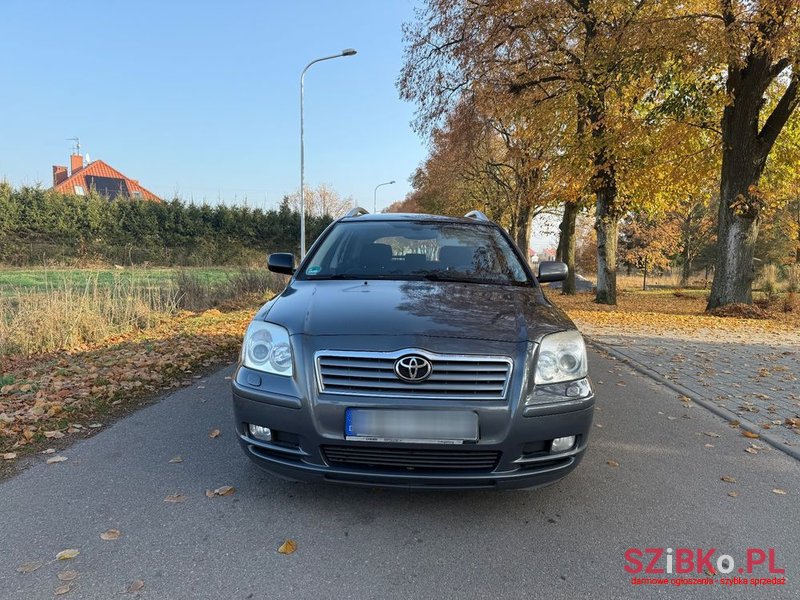 2004' Toyota Avensis photo #2