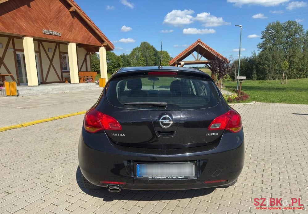 2011' Opel Astra photo #6