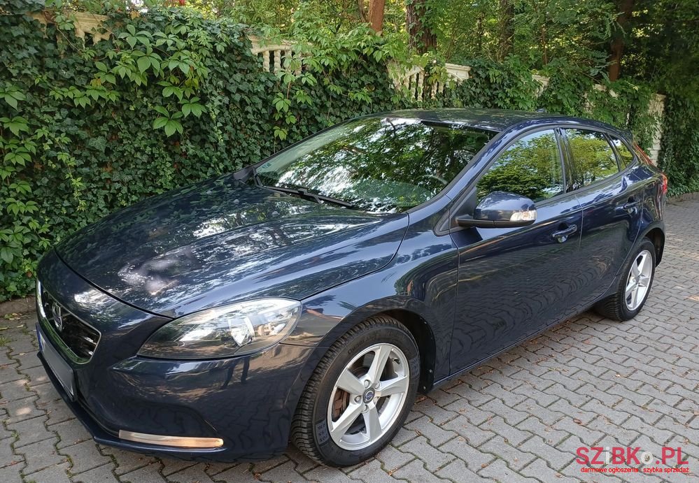 2015' Volvo V40 D3 Momentum photo #1