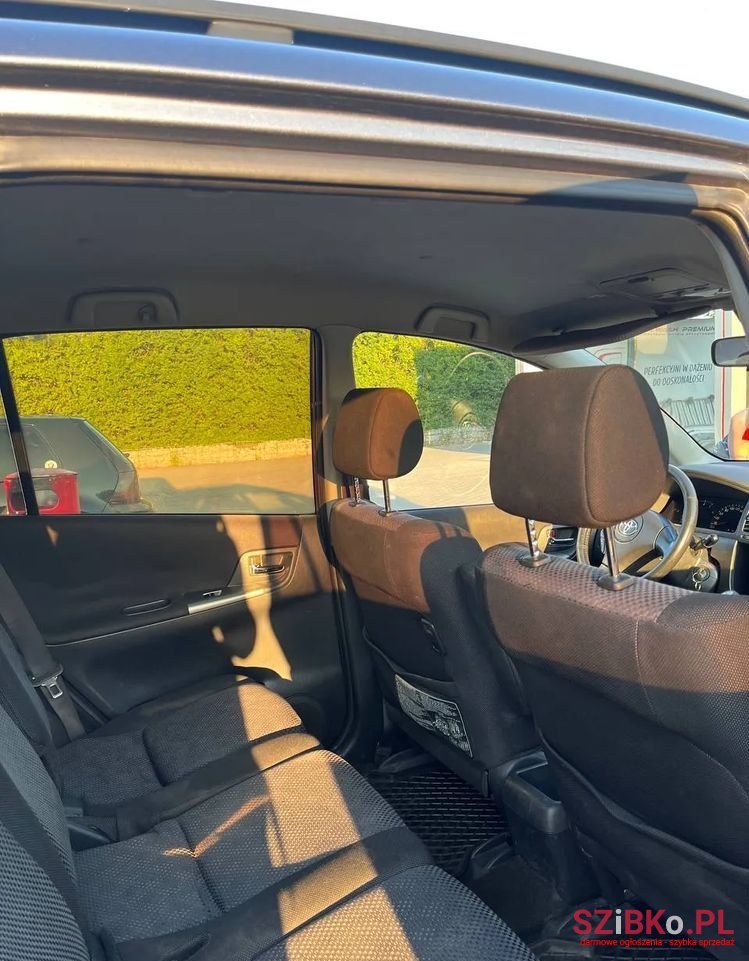 2002' Toyota Corolla Verso photo #5