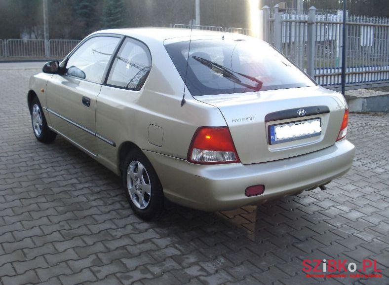 2000' Hyundai Accent photo #2