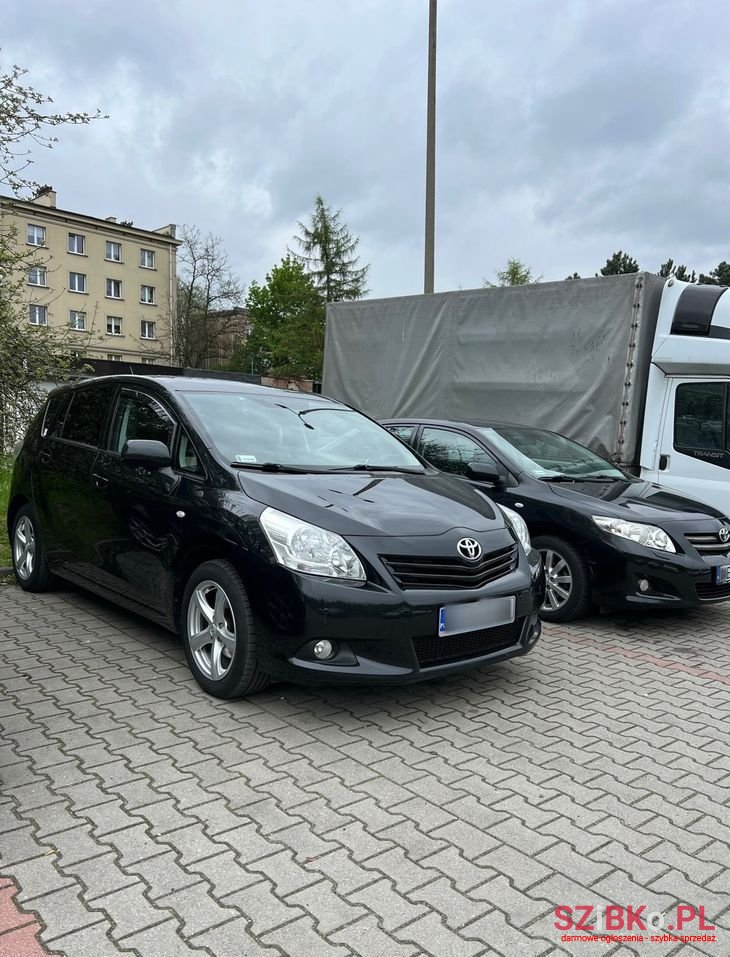 2011' Toyota Verso 1.6 Premium photo #1
