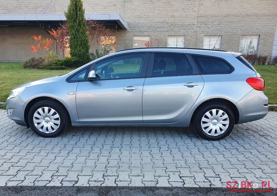 2011' Opel Astra photo #1