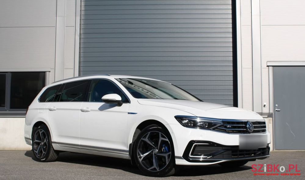 2020' Volkswagen Passat photo #2