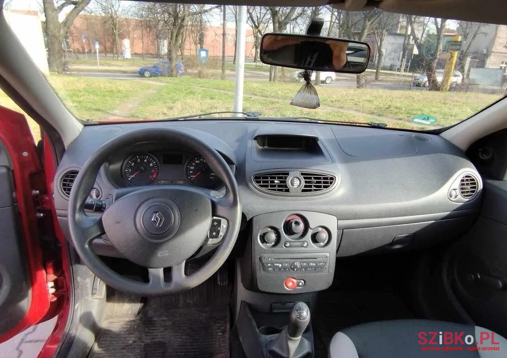 2010' Renault Clio photo #5