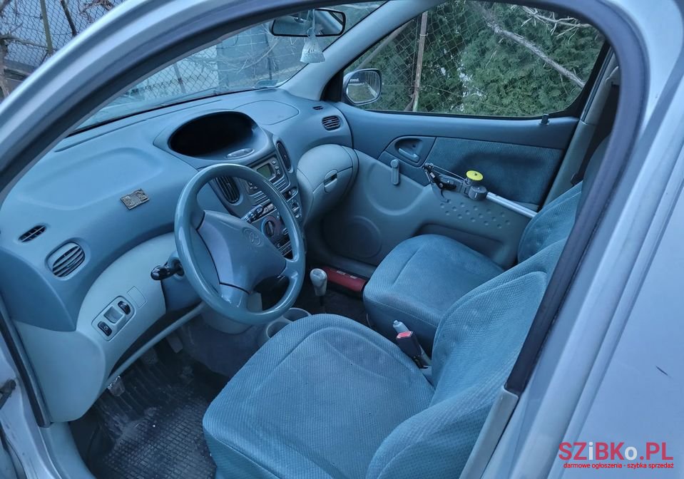 2000' Toyota Yaris Verso photo #6