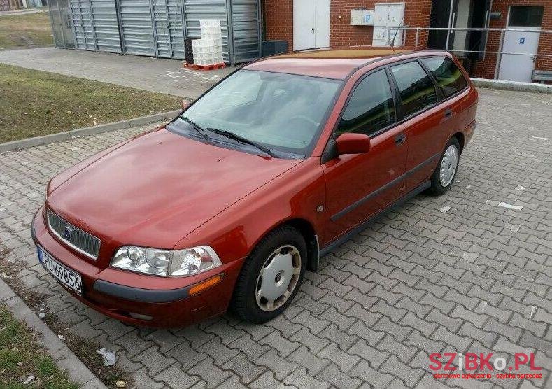 2001' Volvo V40 photo #1