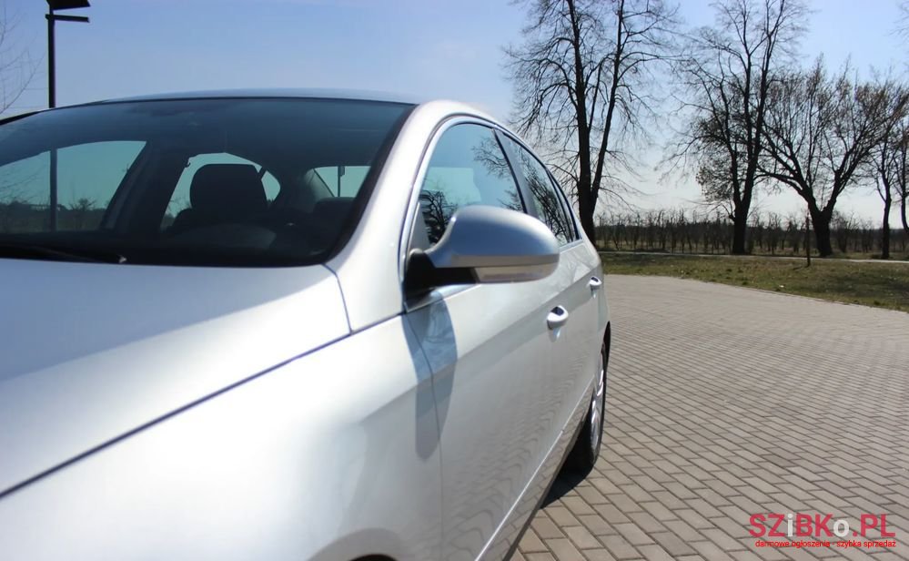 2006' Volkswagen Passat photo #3