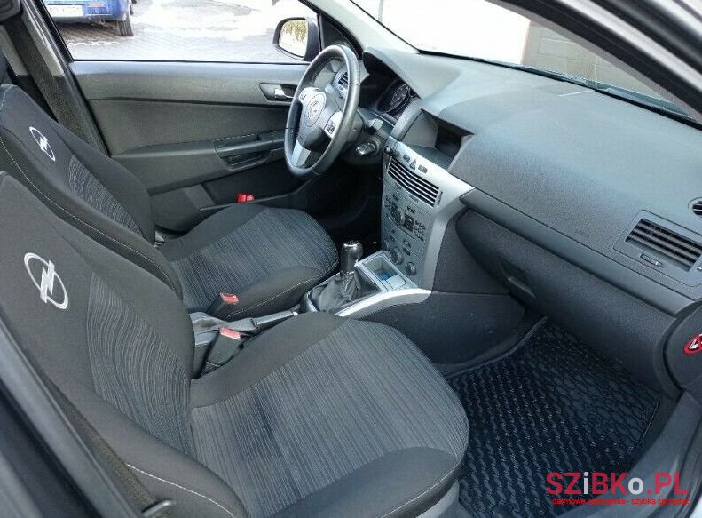 2011' Opel Astra photo #3