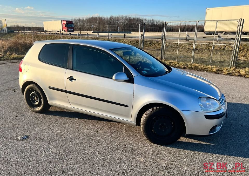 2004' Volkswagen Golf photo #6