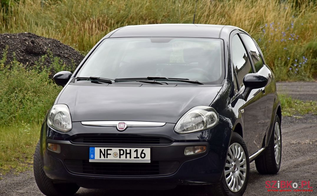 2011' Fiat Punto Evo photo #2