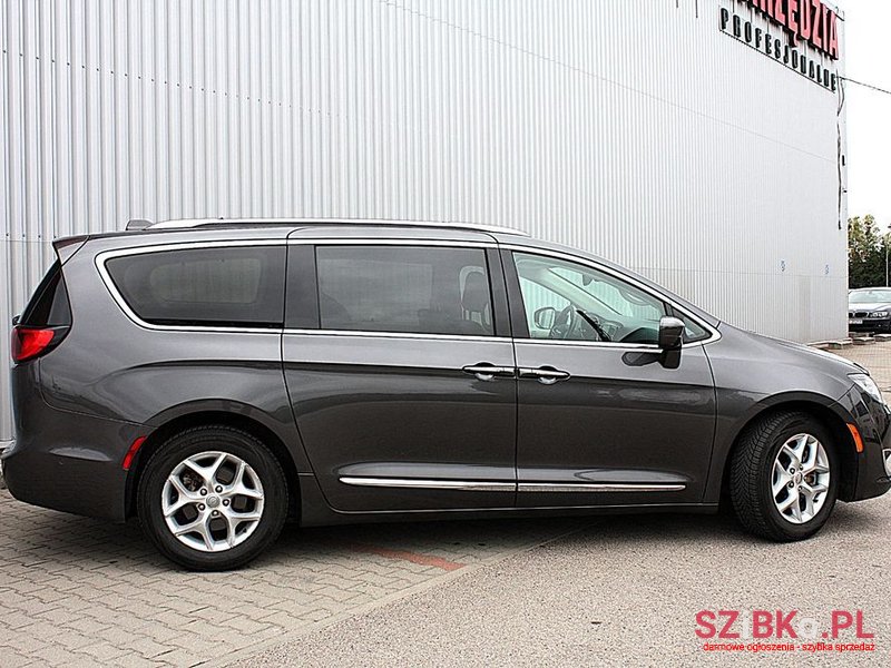 2017' Chrysler Pacifica photo #2