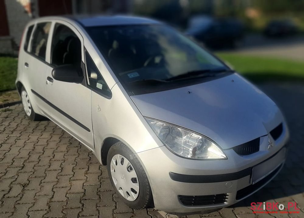 2006' Mitsubishi Colt photo #2