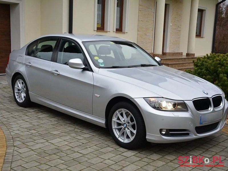 2010' BMW 3 Series 320D photo #1