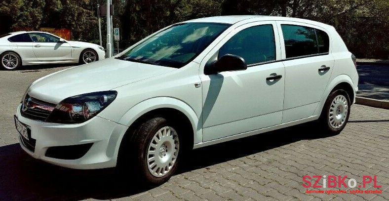 2011' Opel Astra photo #1