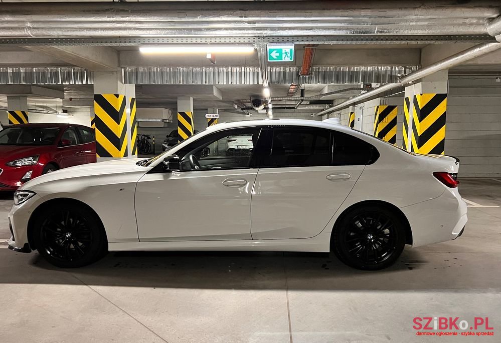 2020' BMW 3 Series 318I M Sport photo #2