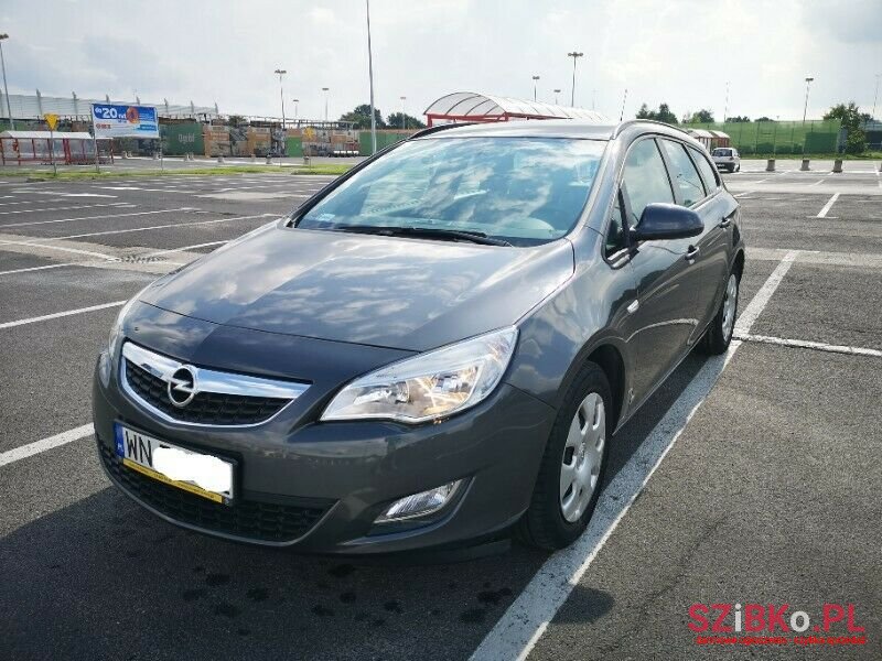 2012' Opel Astra photo #3