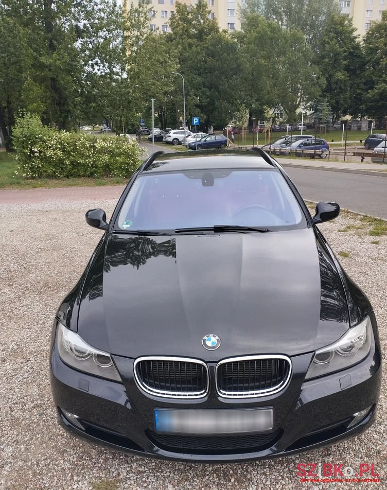 2011' BMW 3 Series 320D photo #4