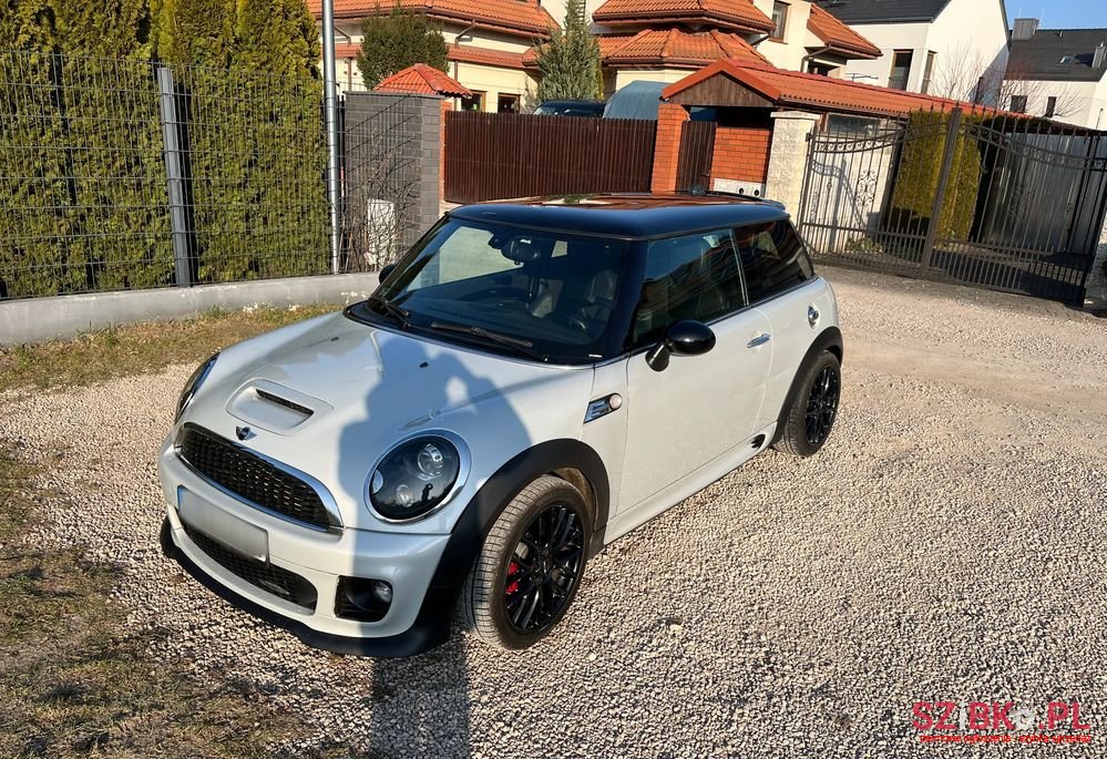 2011' MINI John Cooper Works photo #1