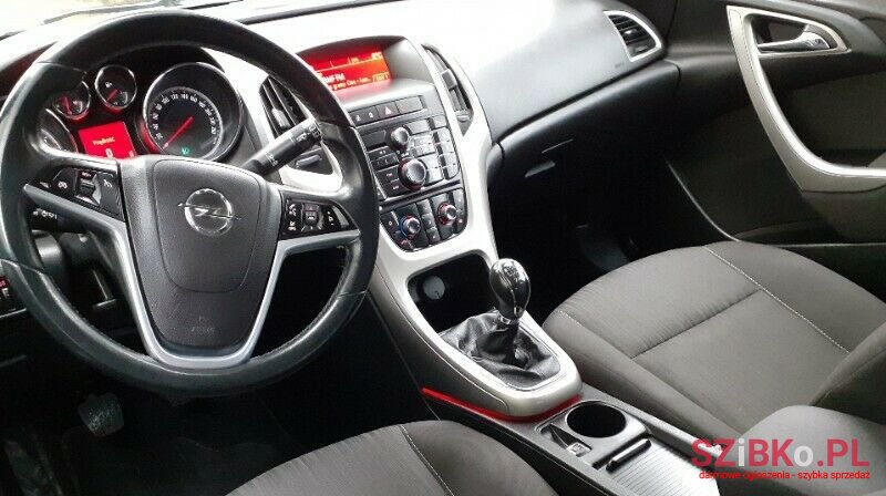 2011' Opel Astra photo #3