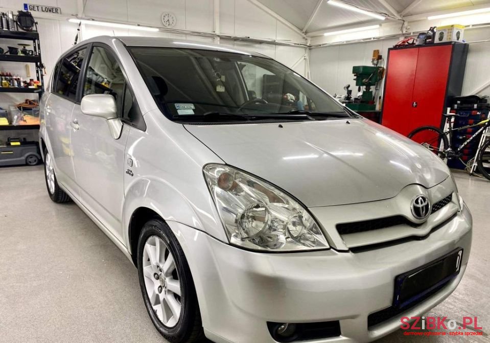 2004' Toyota Corolla Verso photo #2