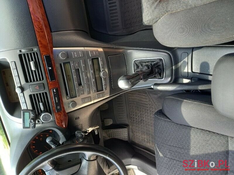 2004' Toyota Avensis photo #6