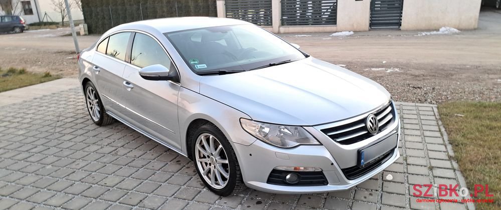 2010' Volkswagen Passat photo #1