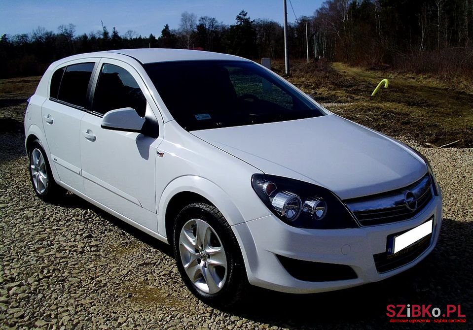 2011' Opel Astra photo #1
